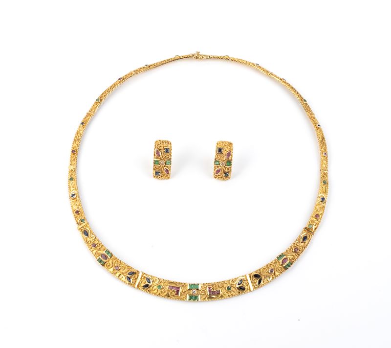 Girocollo e orecchini in oro 18k con diamanti, zaffiri, rubini e smeraldi
