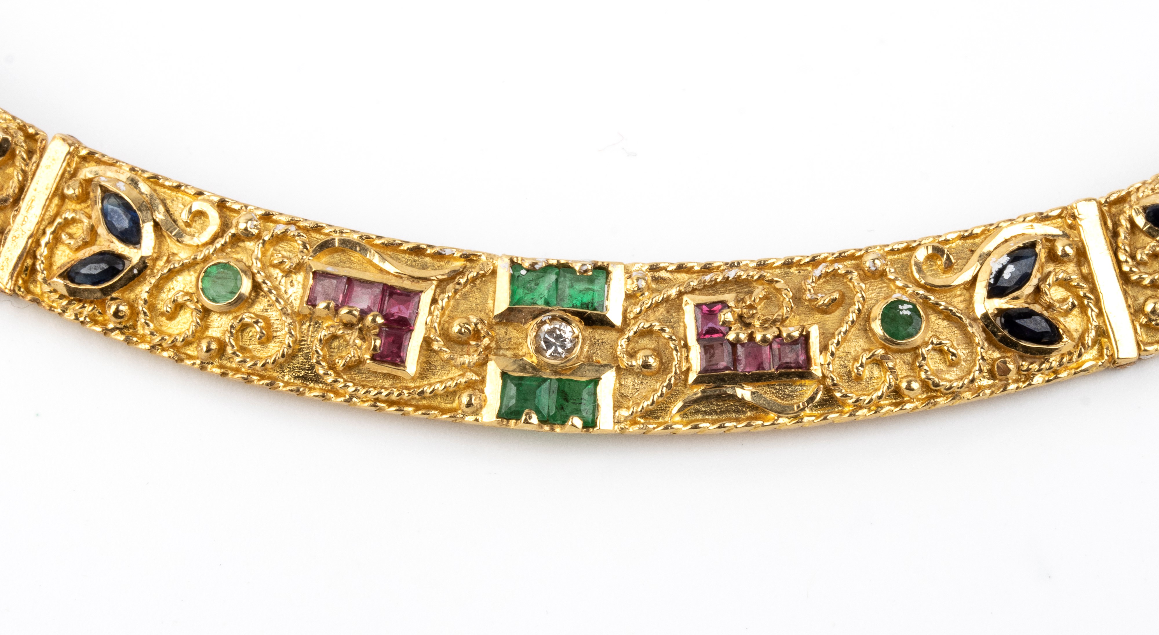 Girocollo e orecchini in oro 18k con diamanti, zaffiri, rubini e smeraldi