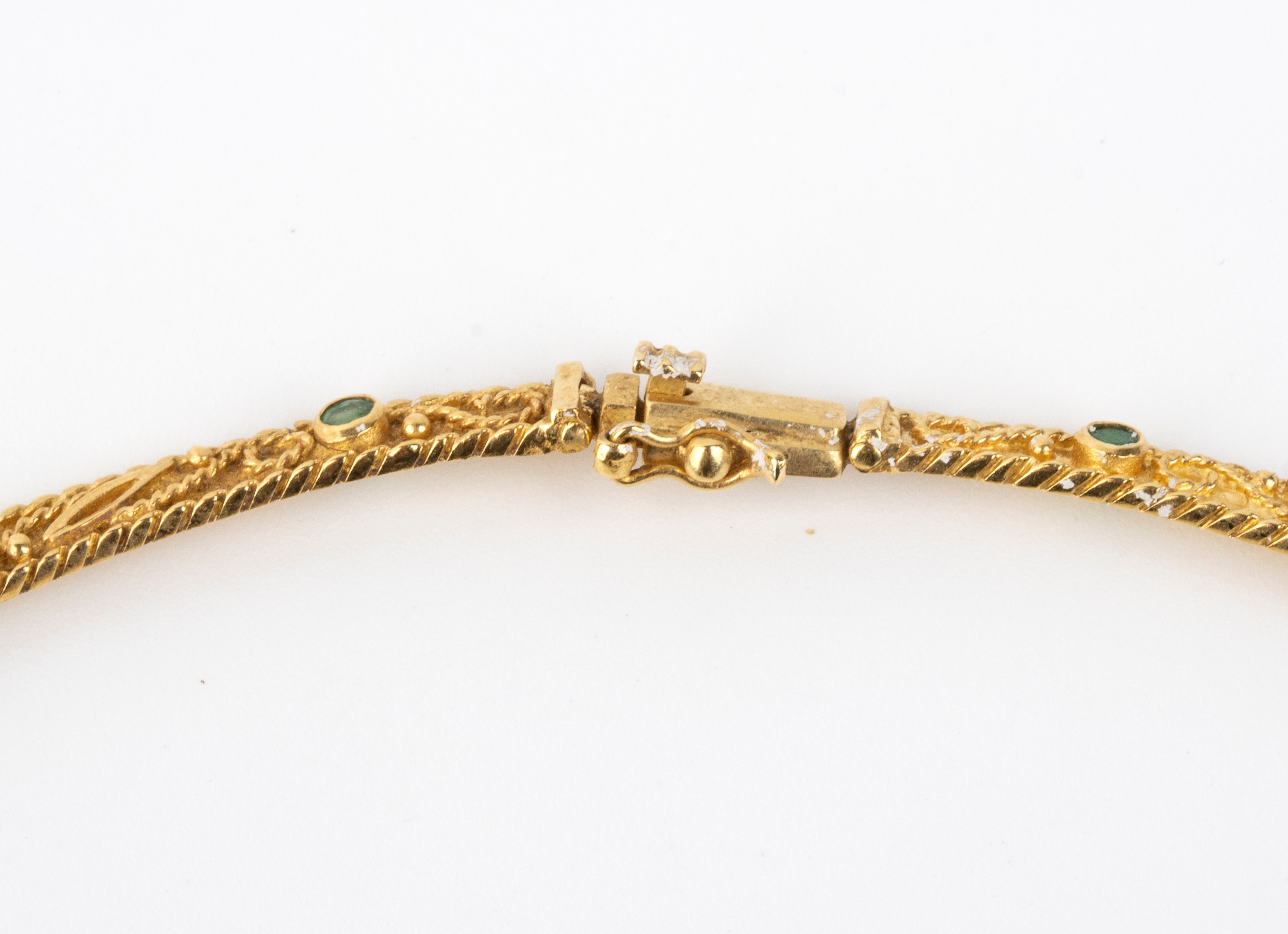 Girocollo e orecchini in oro 18k con diamanti, zaffiri, rubini e smeraldi