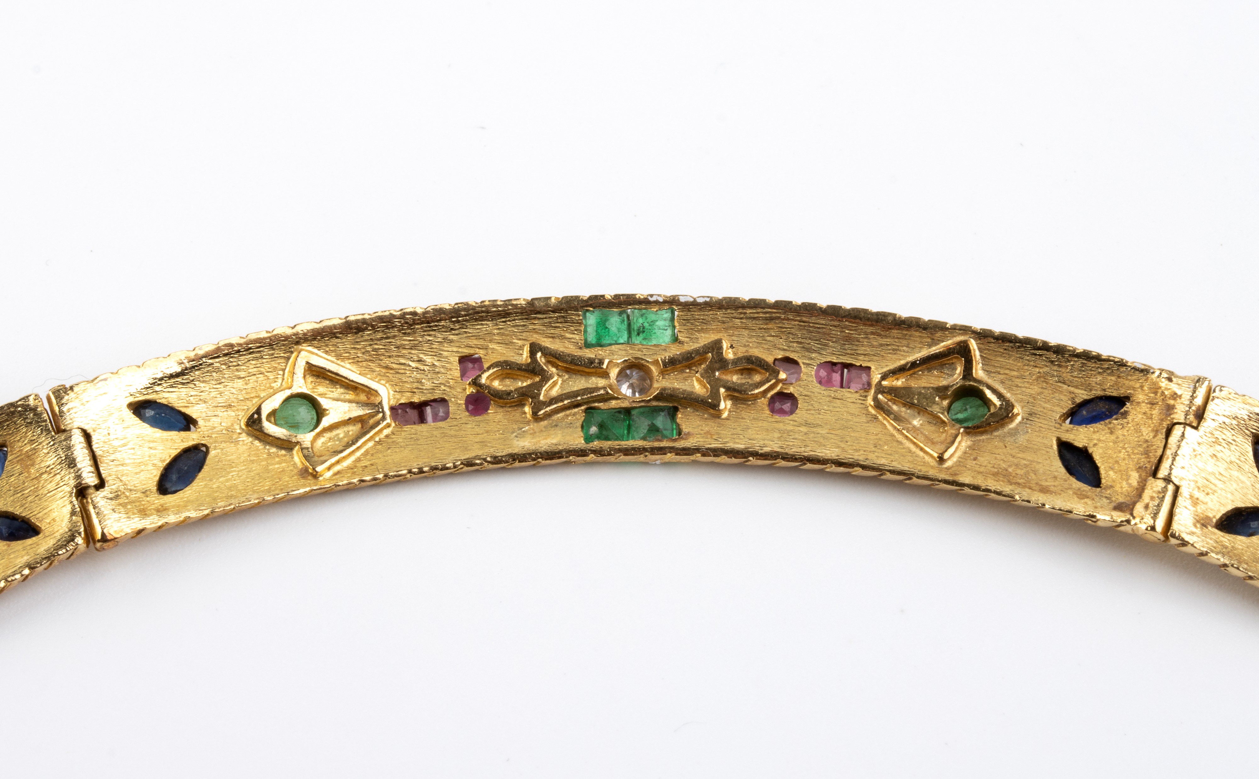 Girocollo e orecchini in oro 18k con diamanti, zaffiri, rubini e smeraldi