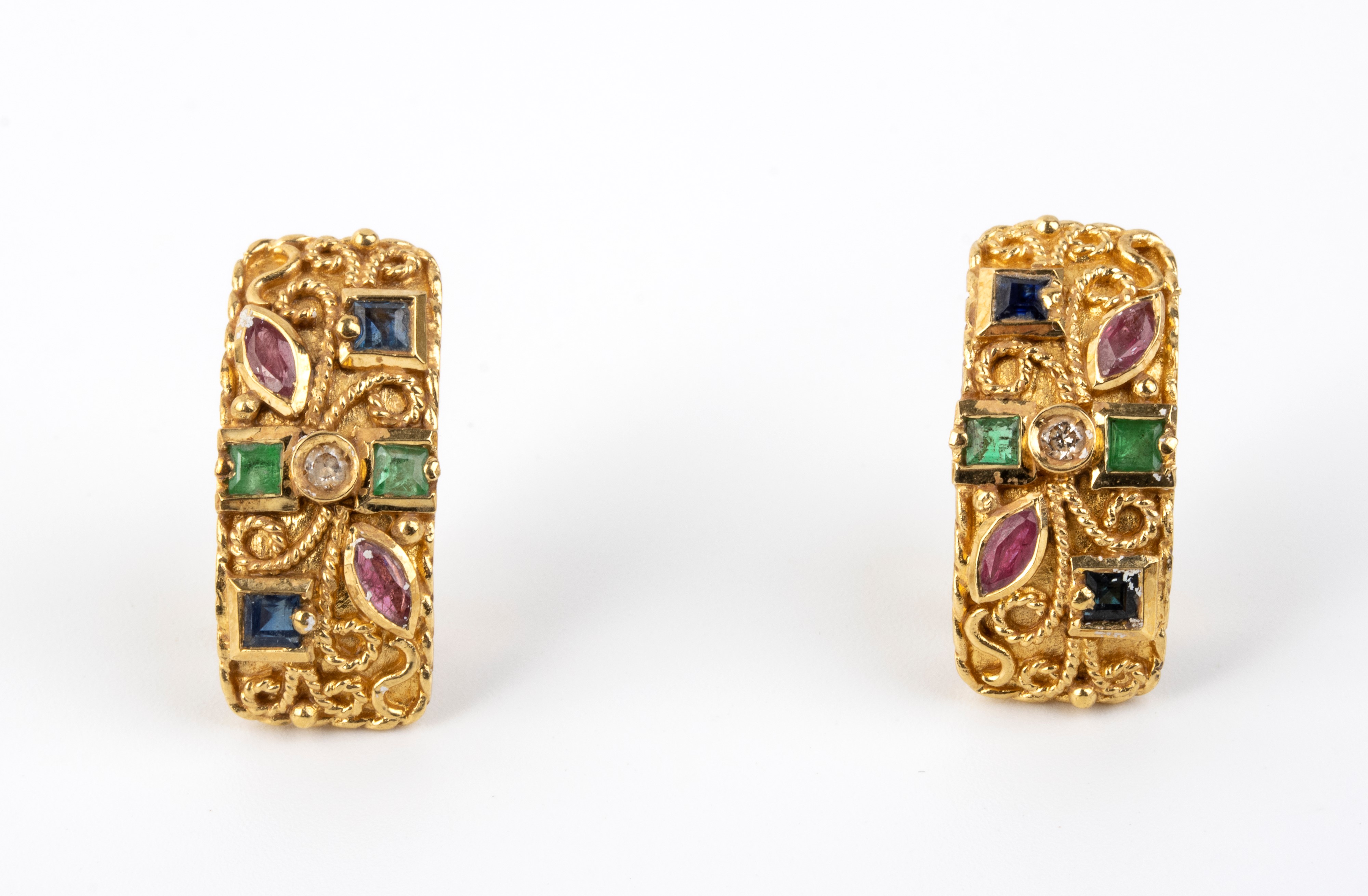 Girocollo e orecchini in oro 18k con diamanti, zaffiri, rubini e smeraldi
