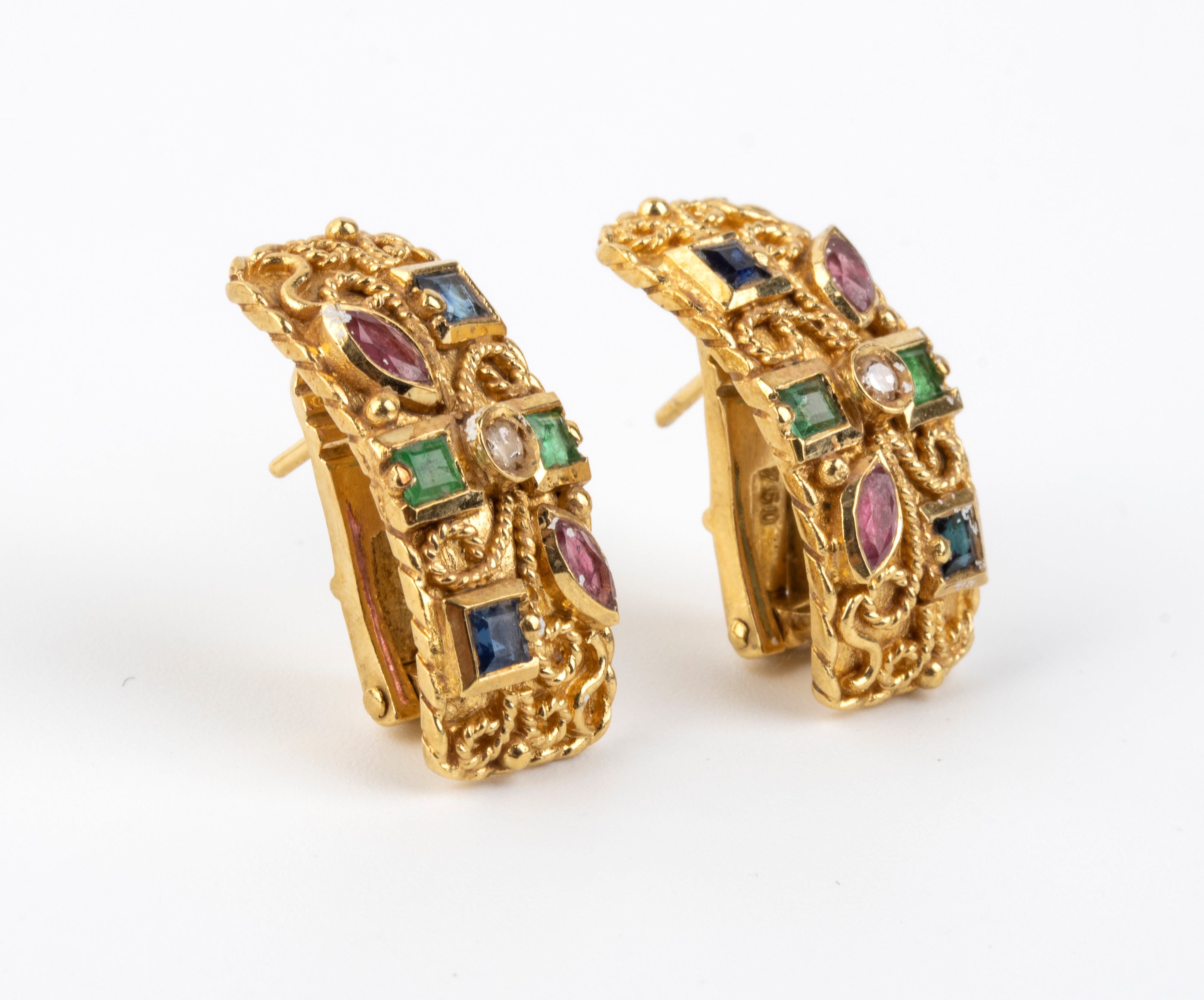 Girocollo e orecchini in oro 18k con diamanti, zaffiri, rubini e smeraldi