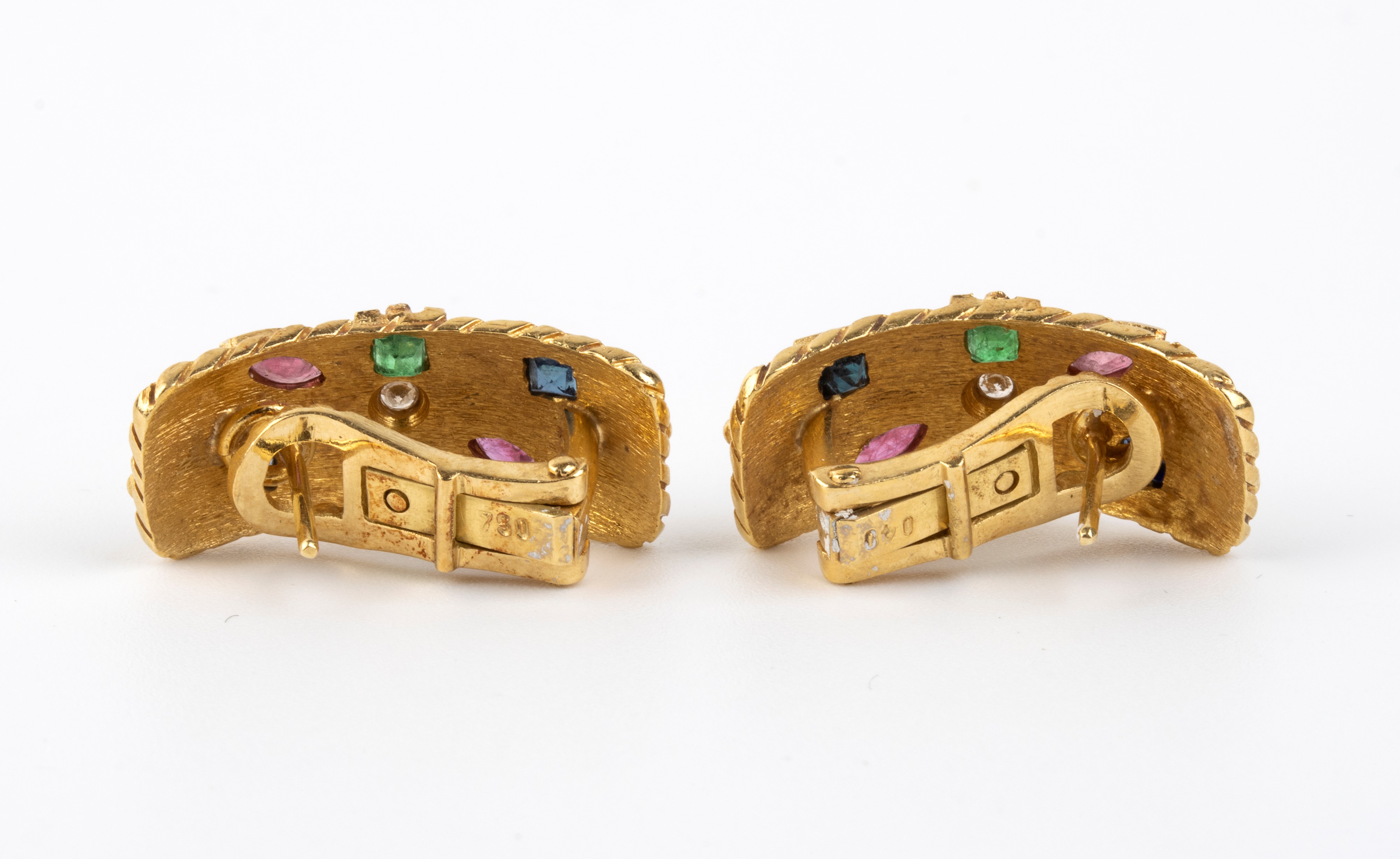Girocollo e orecchini in oro 18k con diamanti, zaffiri, rubini e smeraldi