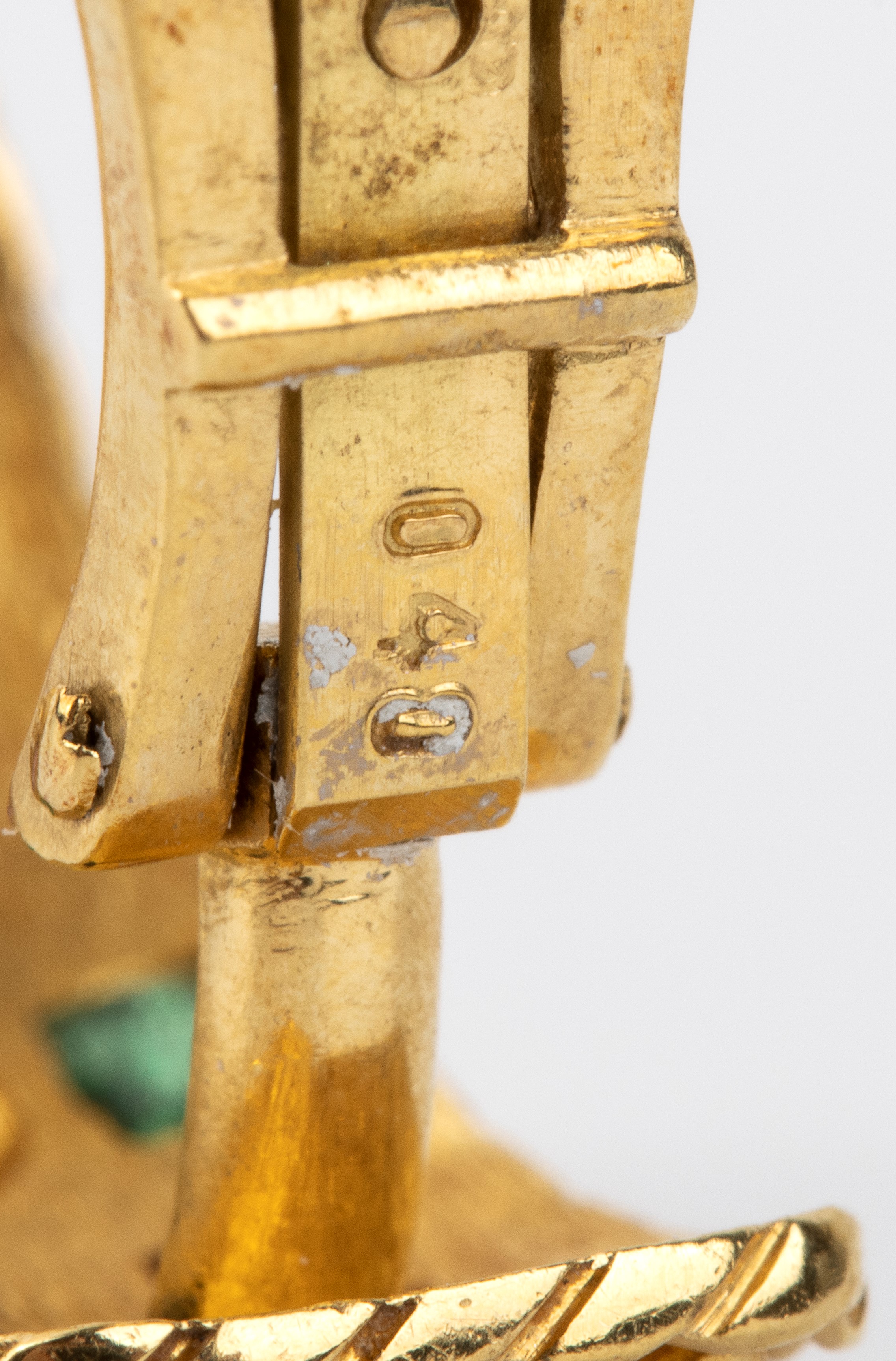 Girocollo e orecchini in oro 18k con diamanti, zaffiri, rubini e smeraldi