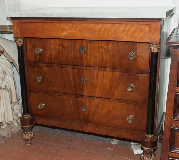 Cassettone impiallacciato di forma rettangolare a quattro cassetti