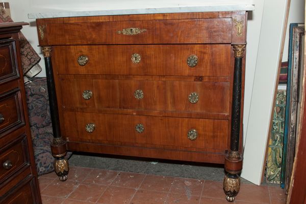 Cassettone impiallacciato di forma rettangolare a quattro cassetti