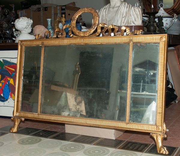 Caminiera in legno dorato a tre pannelli a specchio