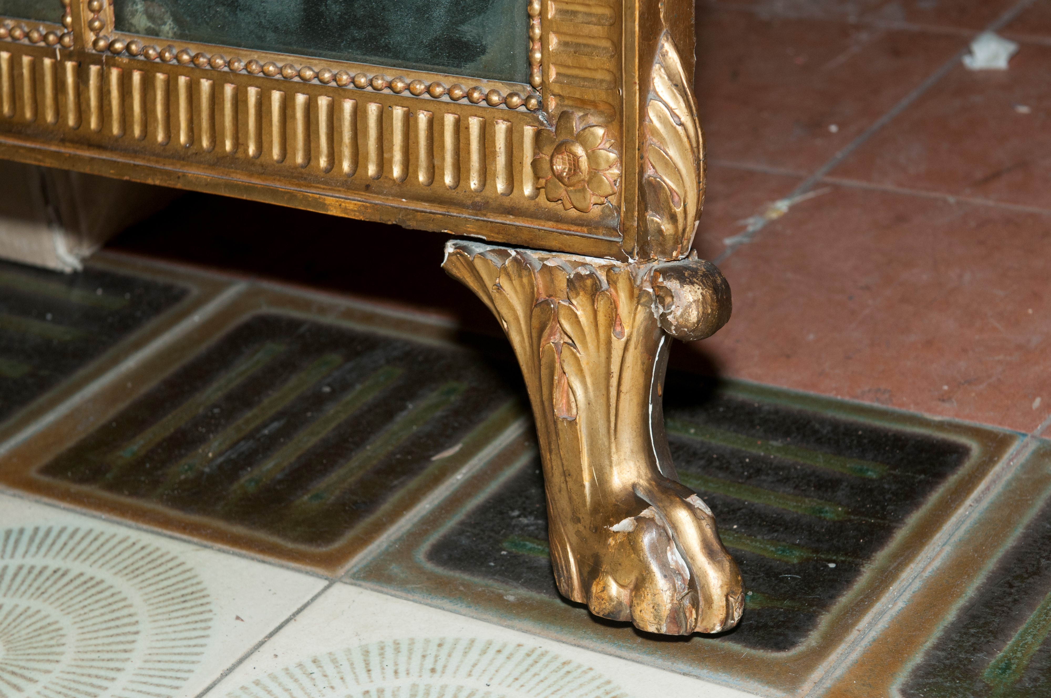 Caminiera in legno dorato a tre pannelli a specchio