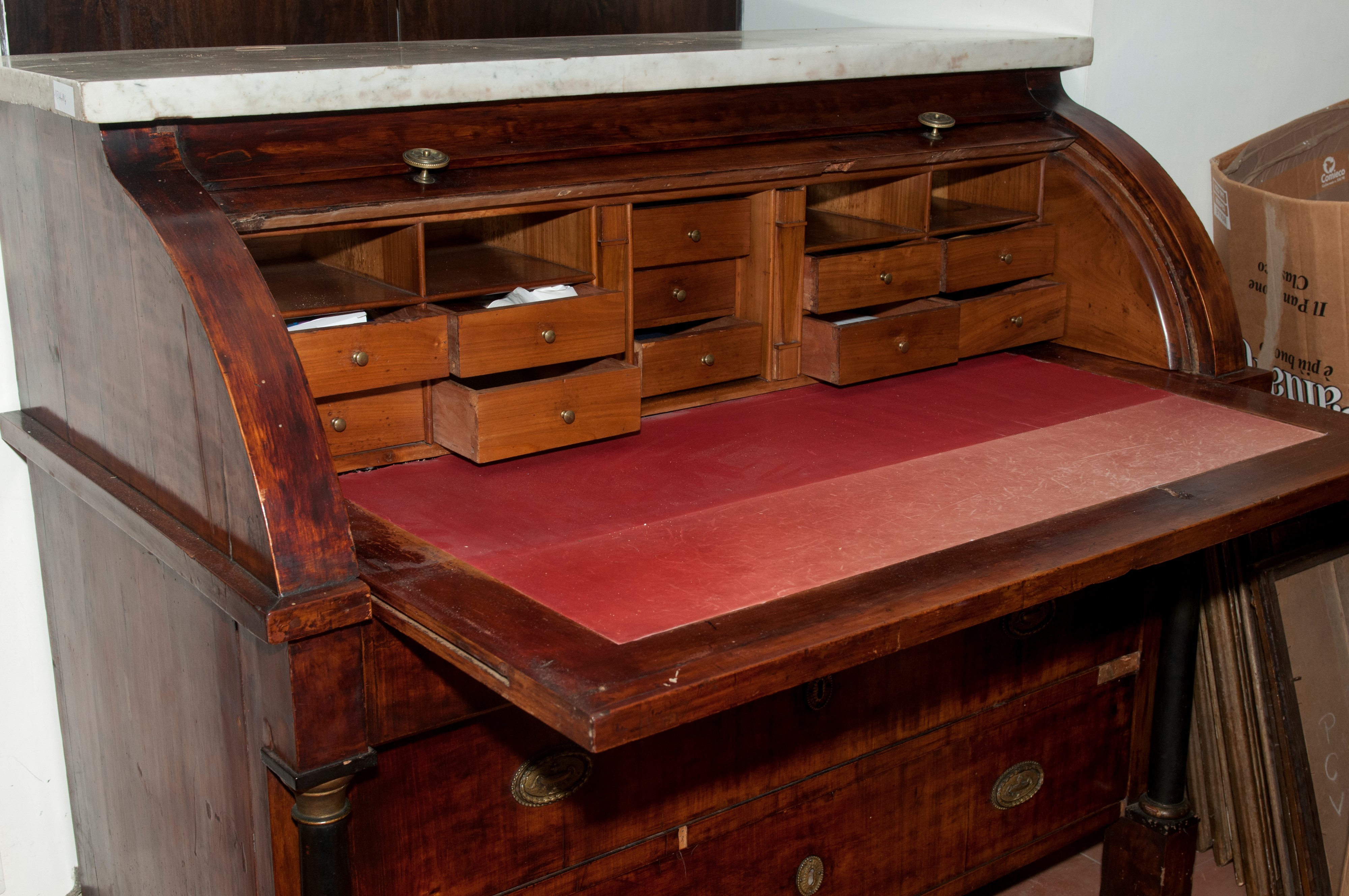 Cassettone in legno impiallacciato in mogano