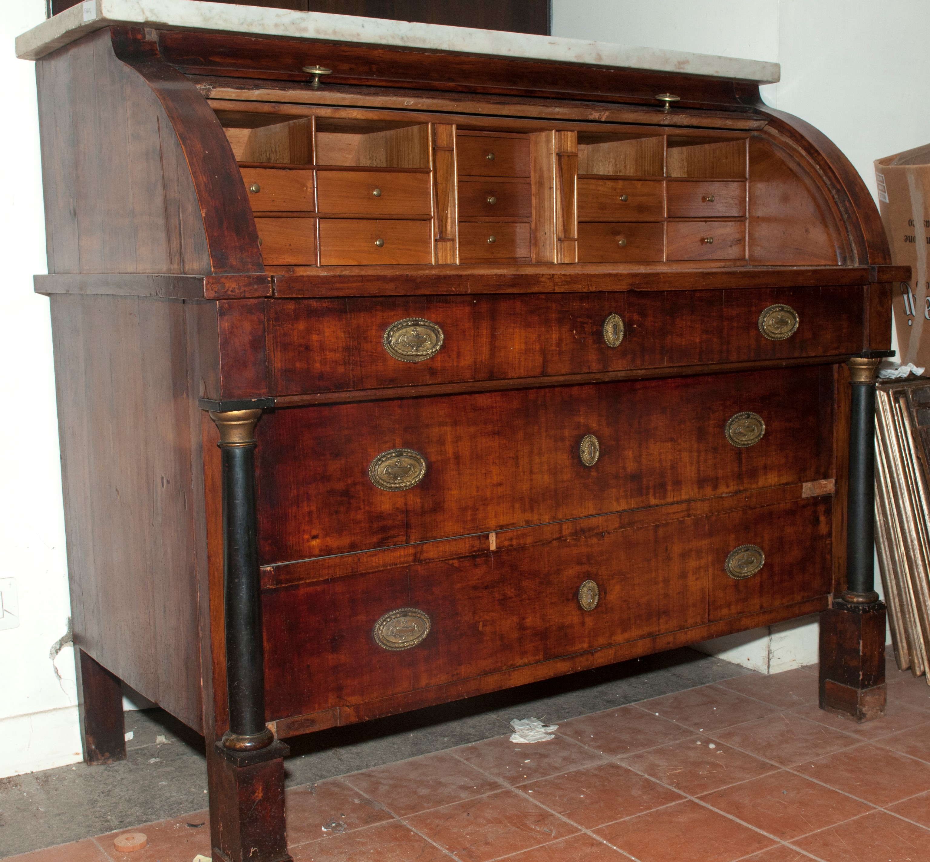 Cassettone in legno impiallacciato in mogano