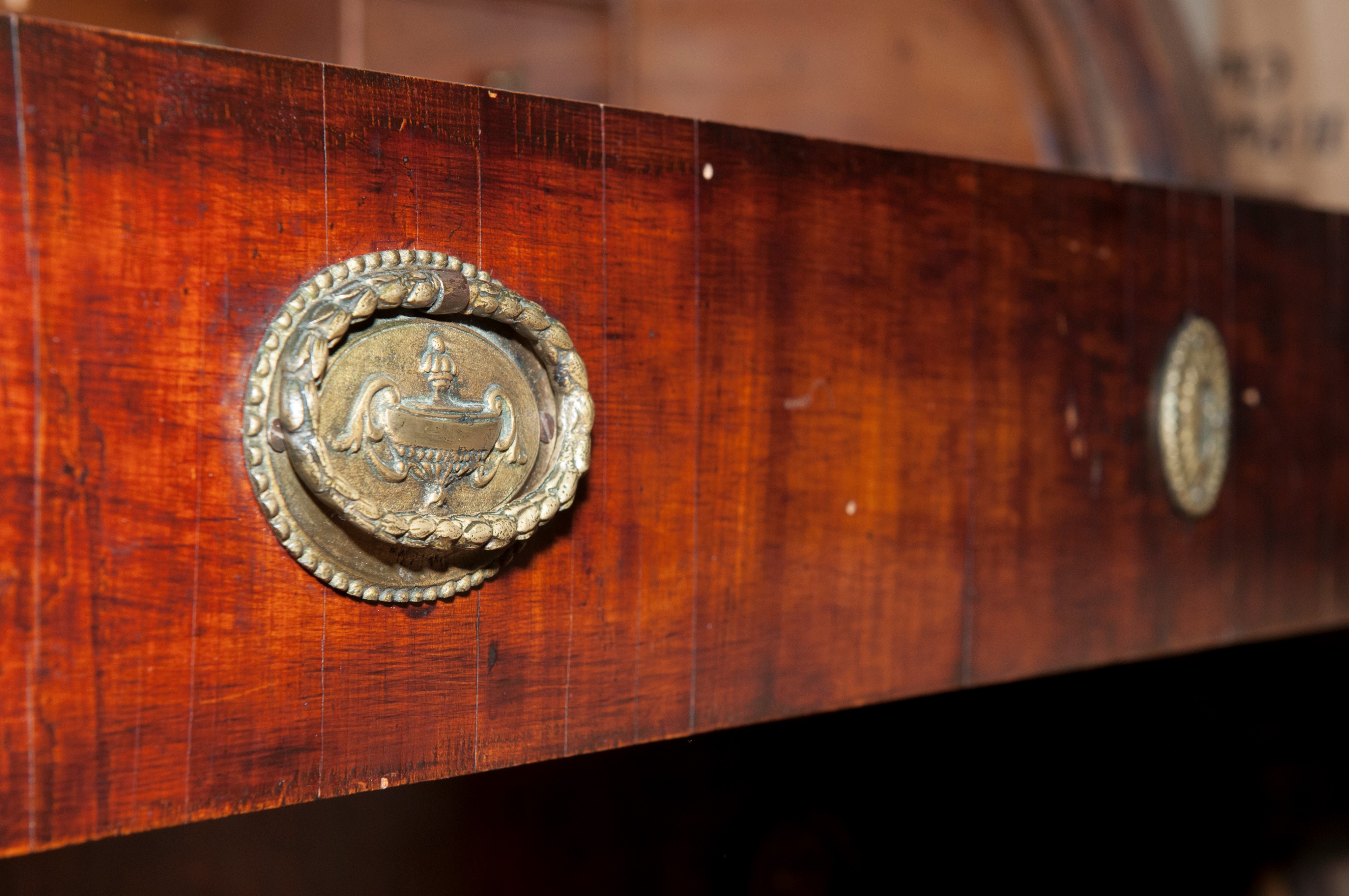 Cassettone in legno impiallacciato in mogano