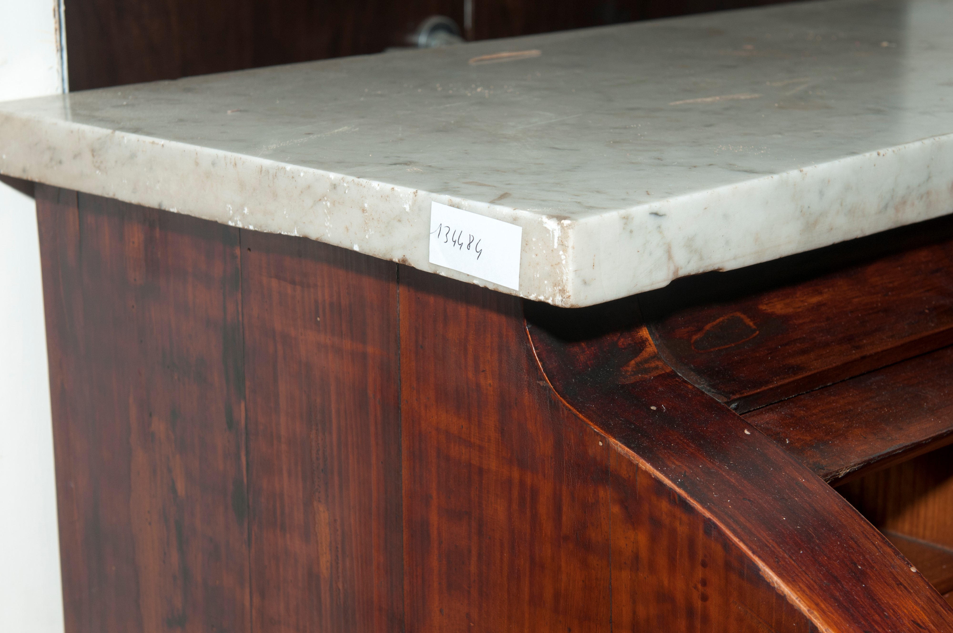 Cassettone in legno impiallacciato in mogano