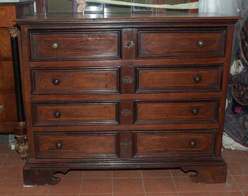 Cassettone di forma rettangolare in legno di noce a quattro cassetti