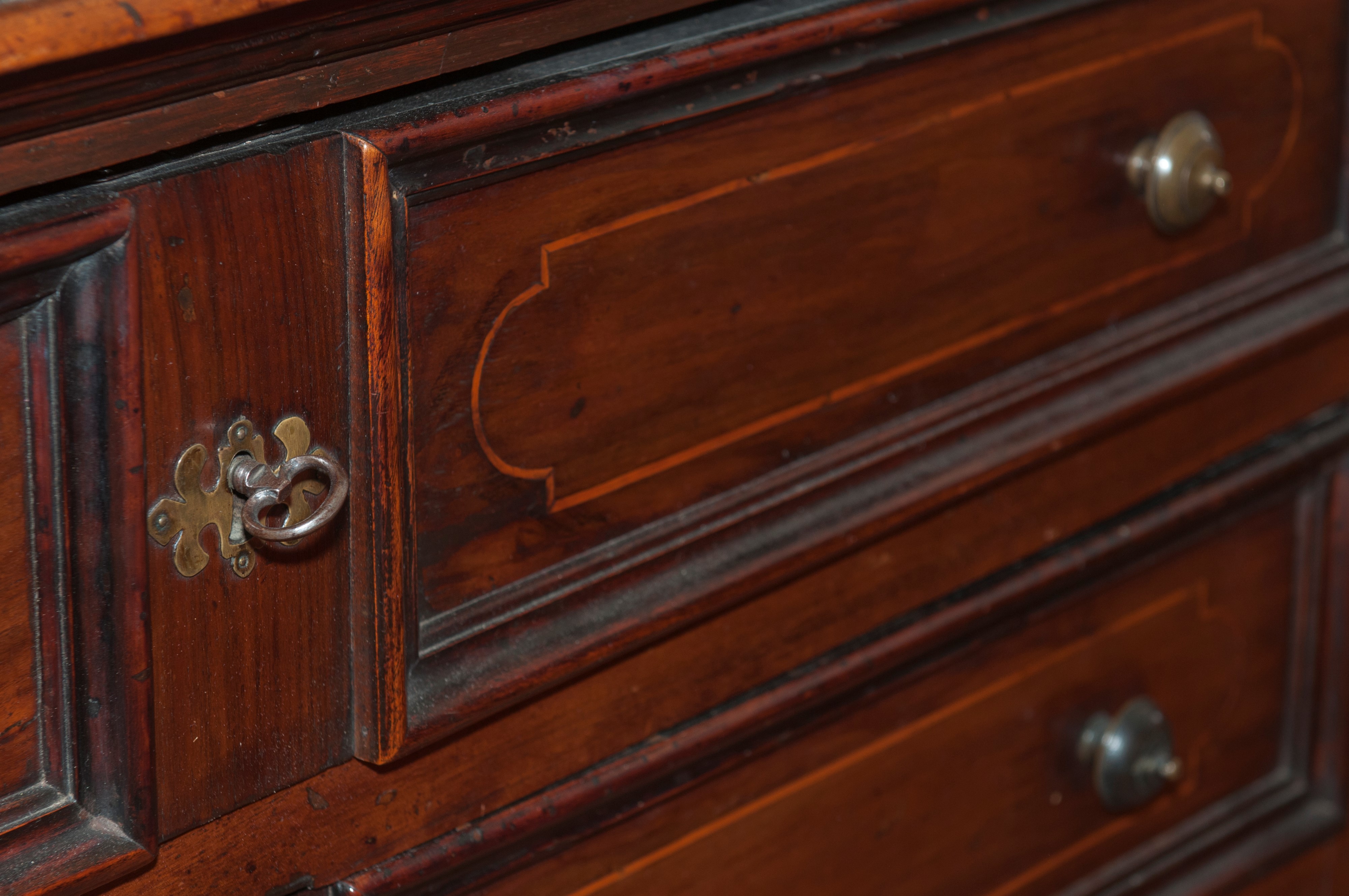 Cassettone di forma rettangolare in legno di noce a quattro cassetti