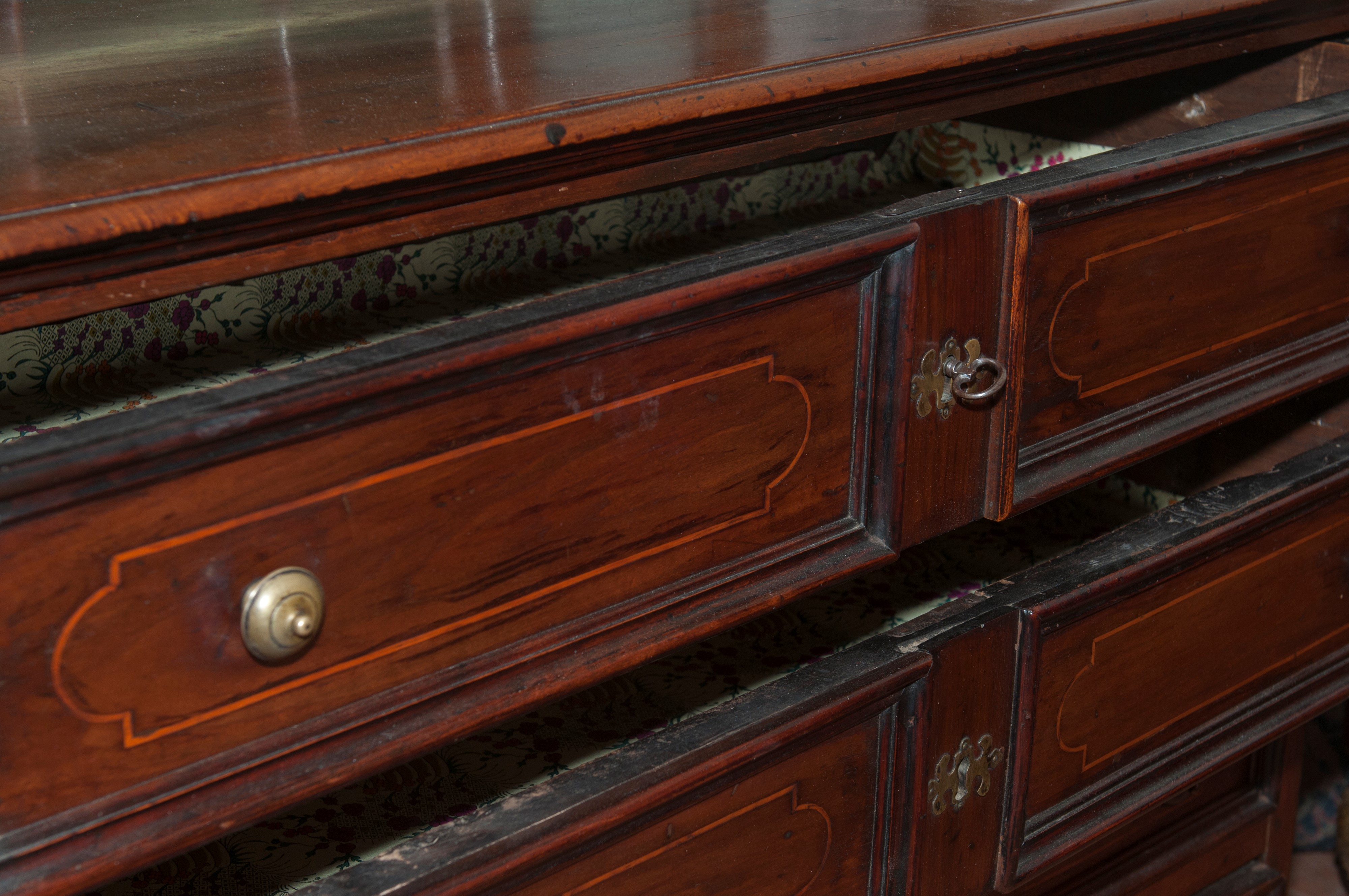 Cassettone di forma rettangolare in legno di noce a quattro cassetti