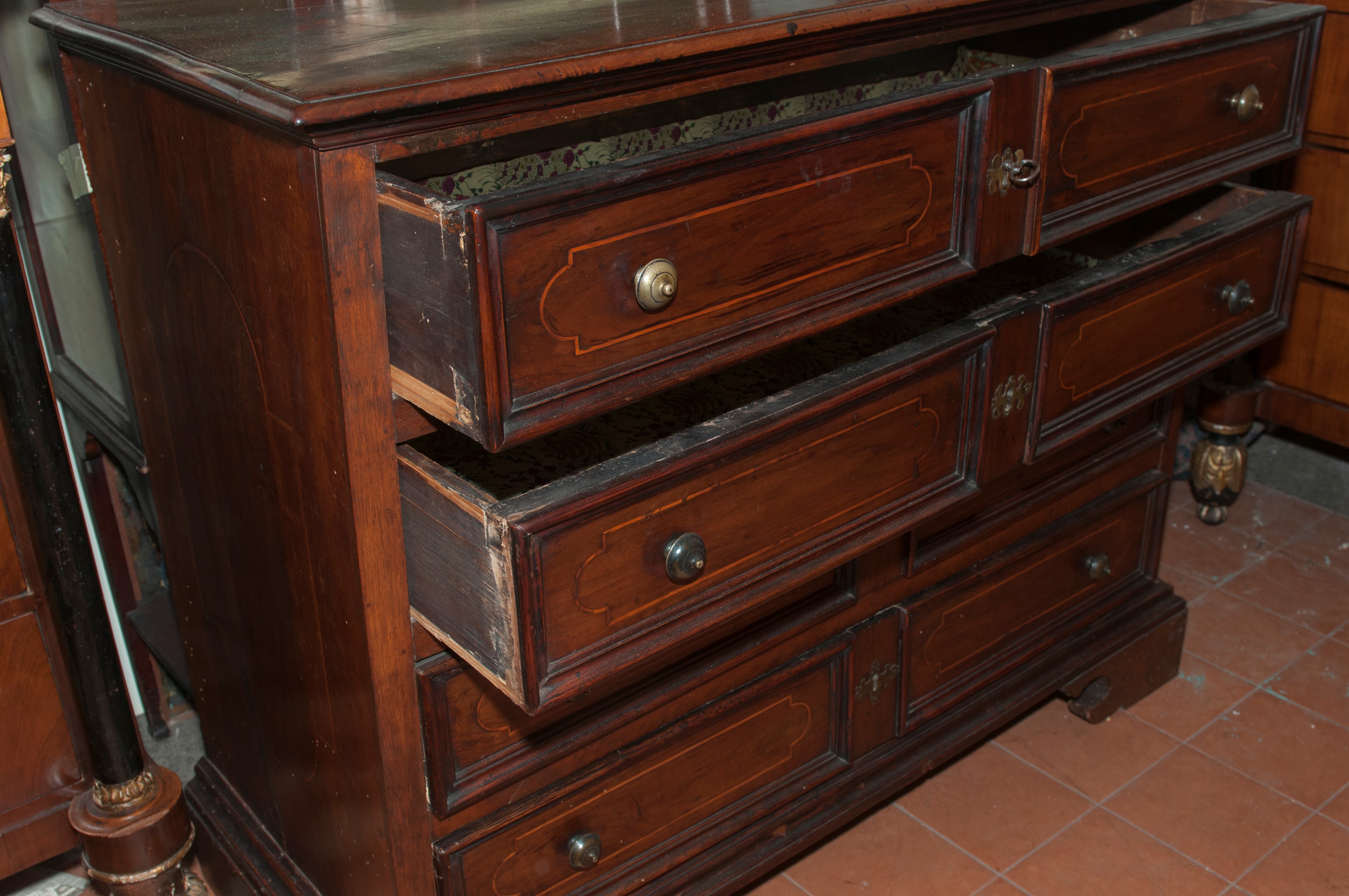 Cassettone di forma rettangolare in legno di noce a quattro cassetti
