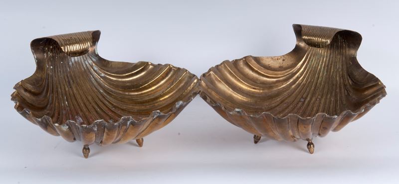 Coppia di alzate a conchiglia in ottone, inizi XX secolo