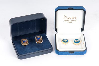 Coppia di copribottone in metallo dorato, seconda metà XX secolo