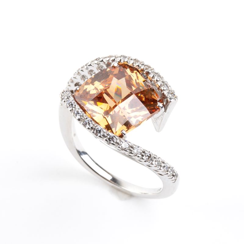 Oro bianco 18k, anello con quarzo citrino e paste vitree