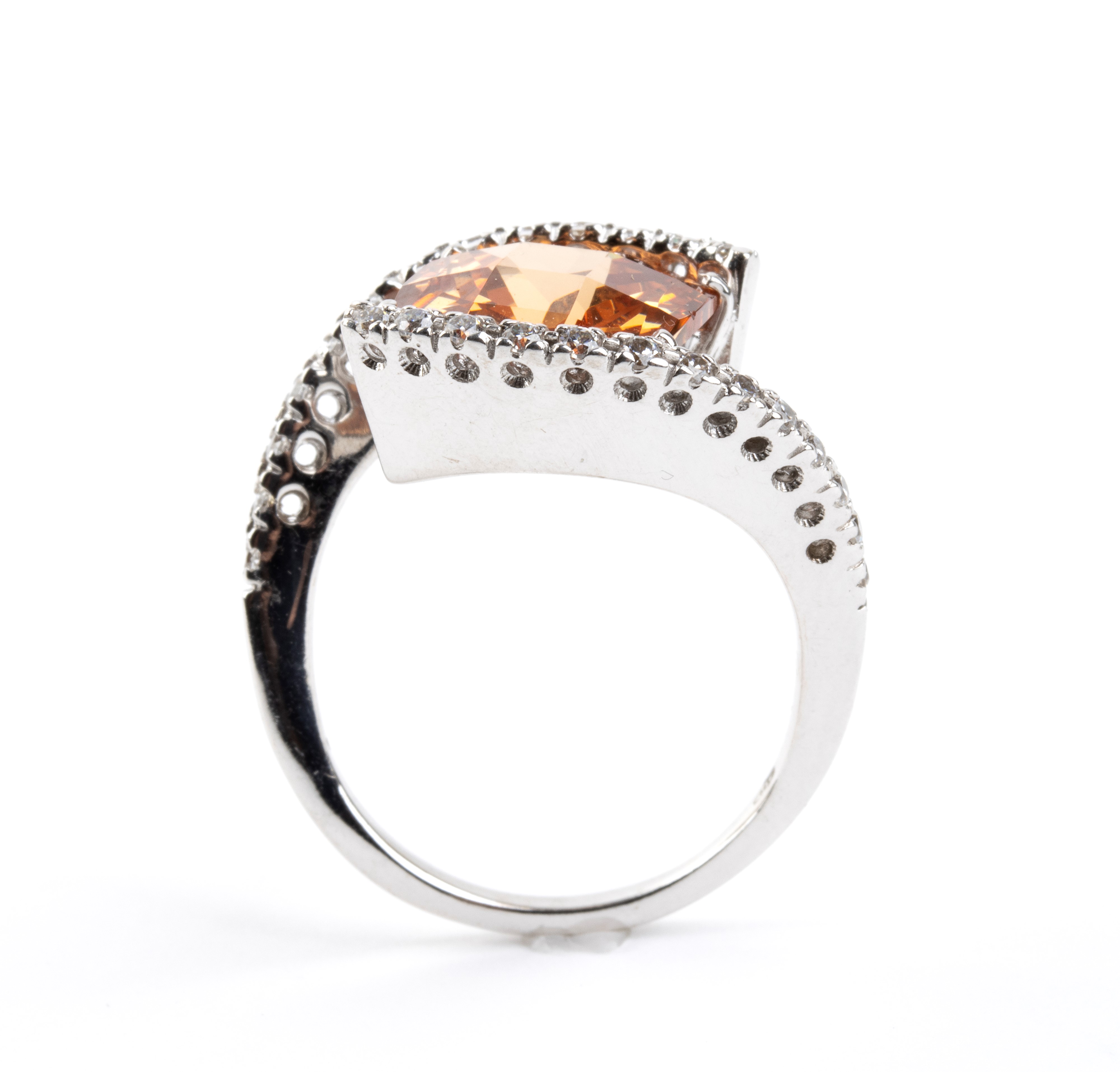 Oro bianco 18k, anello con quarzo citrino e paste vitree