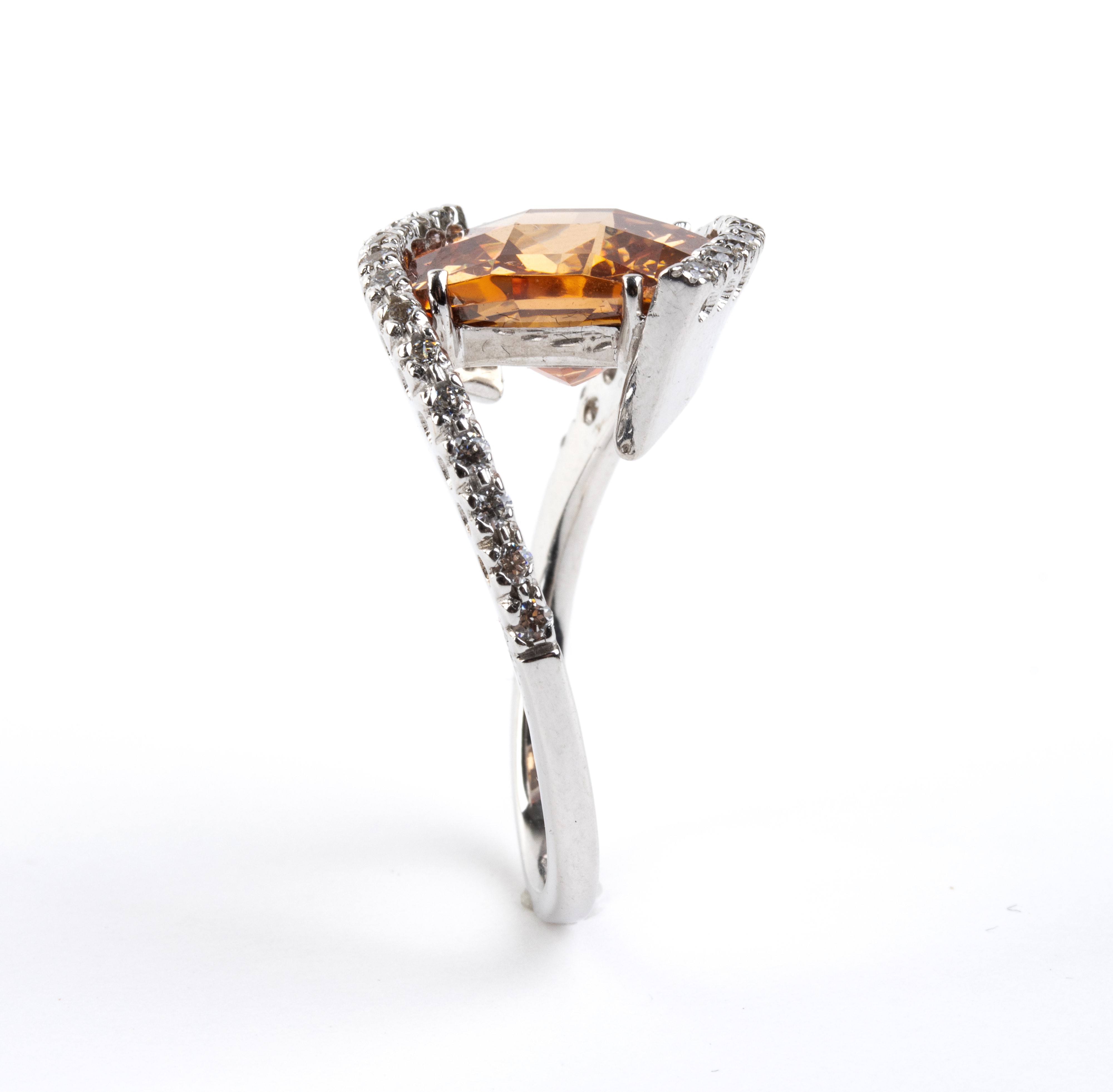 Oro bianco 18k, anello con quarzo citrino e paste vitree