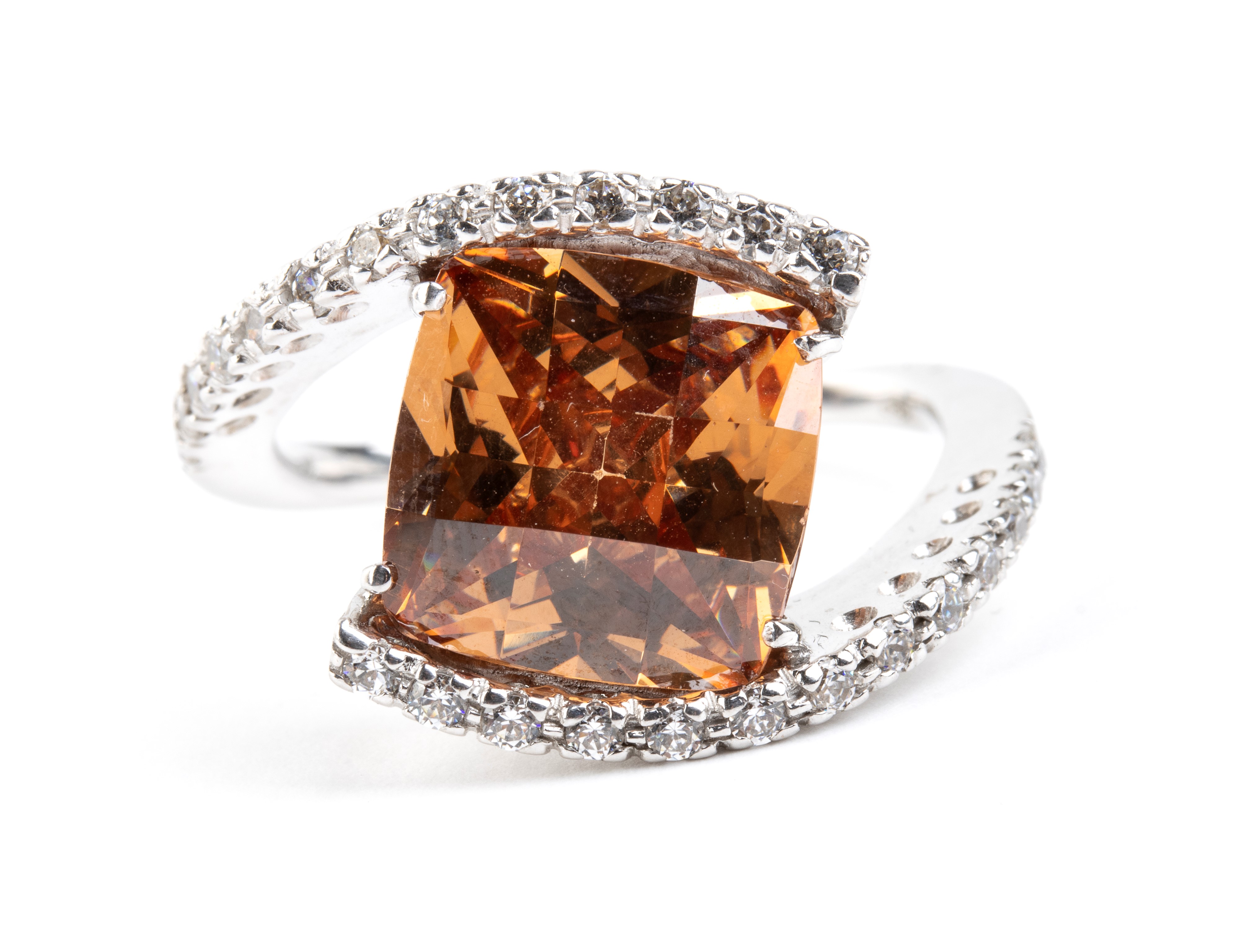Oro bianco 18k, anello con quarzo citrino e paste vitree