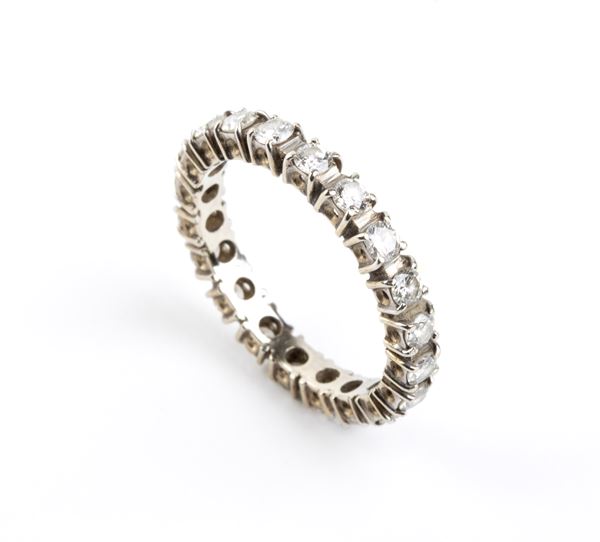 Anello eternity in oro con diamanti