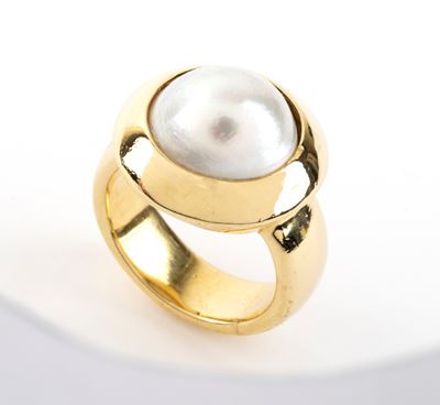 Anello in oro giallo con perla Mabé