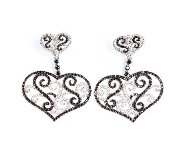 Paio di orecchini con diamanti neri e moissaniti