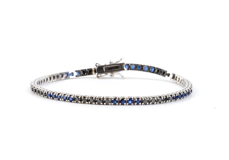 Bracciale “tennis” in oro bianco 18k con diamanti neri e zaffiri