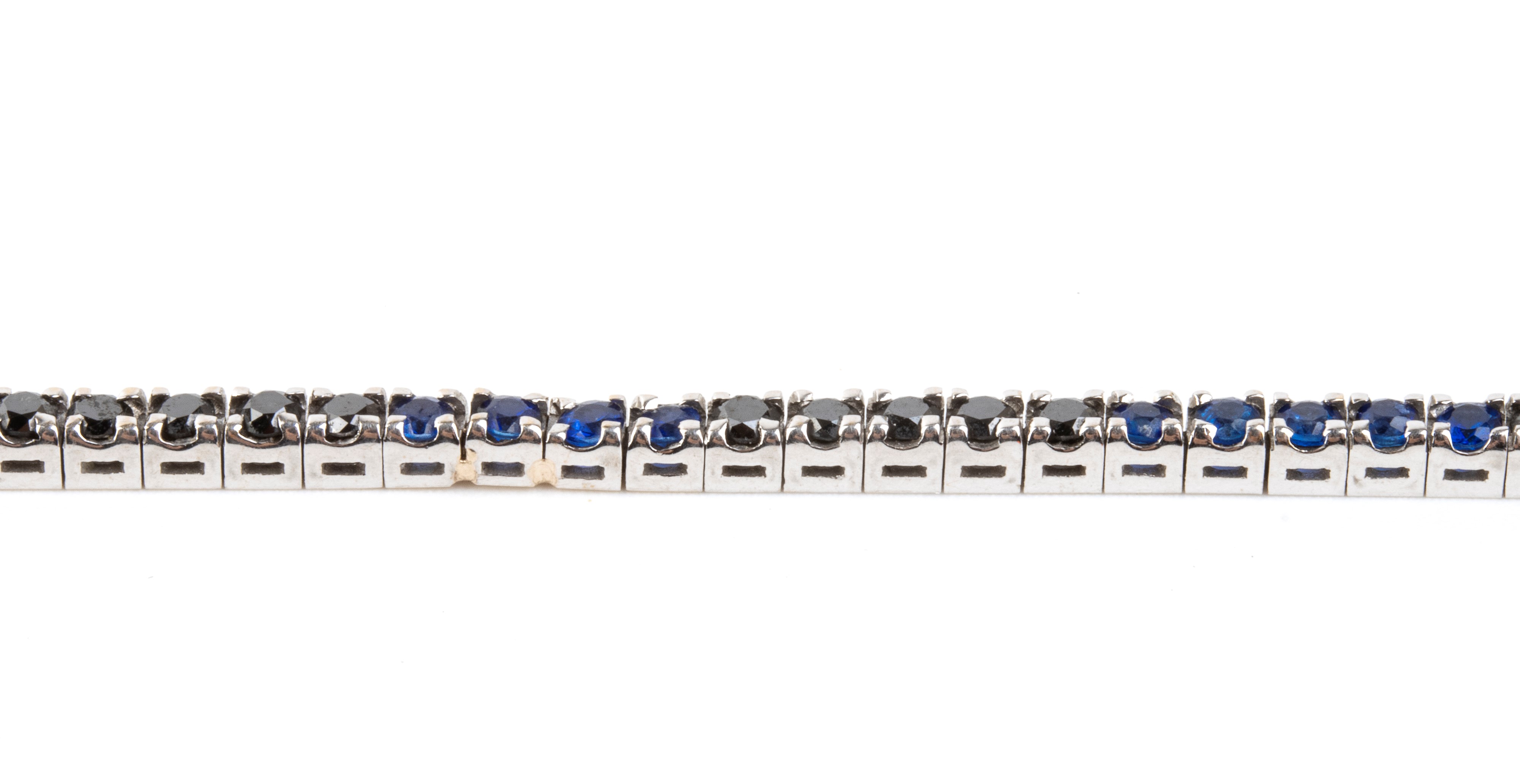 Bracciale “tennis” in oro bianco 18k con diamanti neri e zaffiri