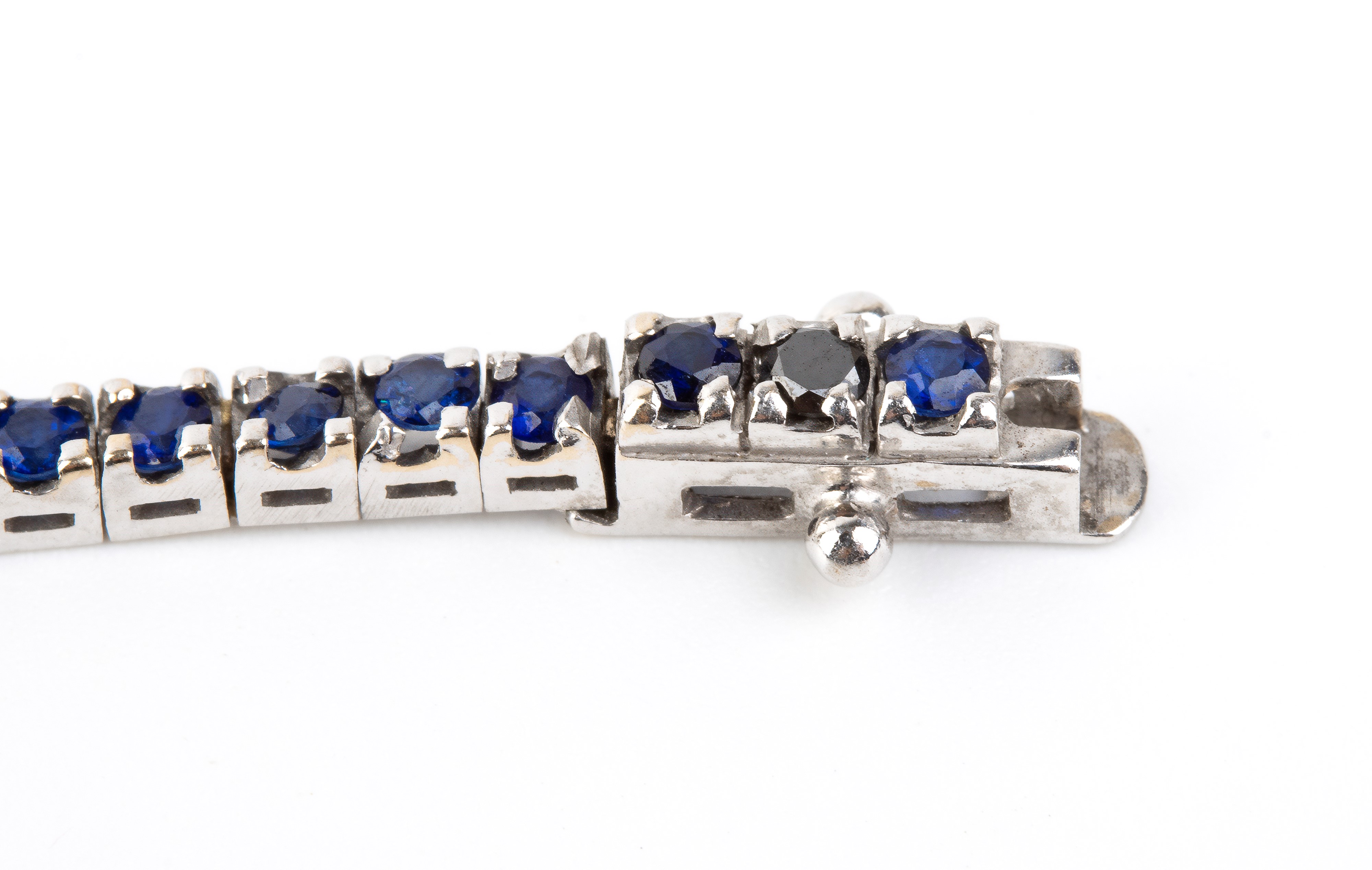Bracciale “tennis” in oro bianco 18k con diamanti neri e zaffiri
