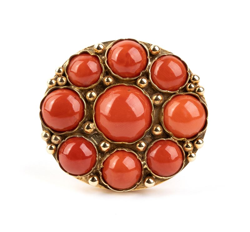 Spilla rotonda in oro giallo con cabochon di Corallium rubrum (corallo Mediterraneo)