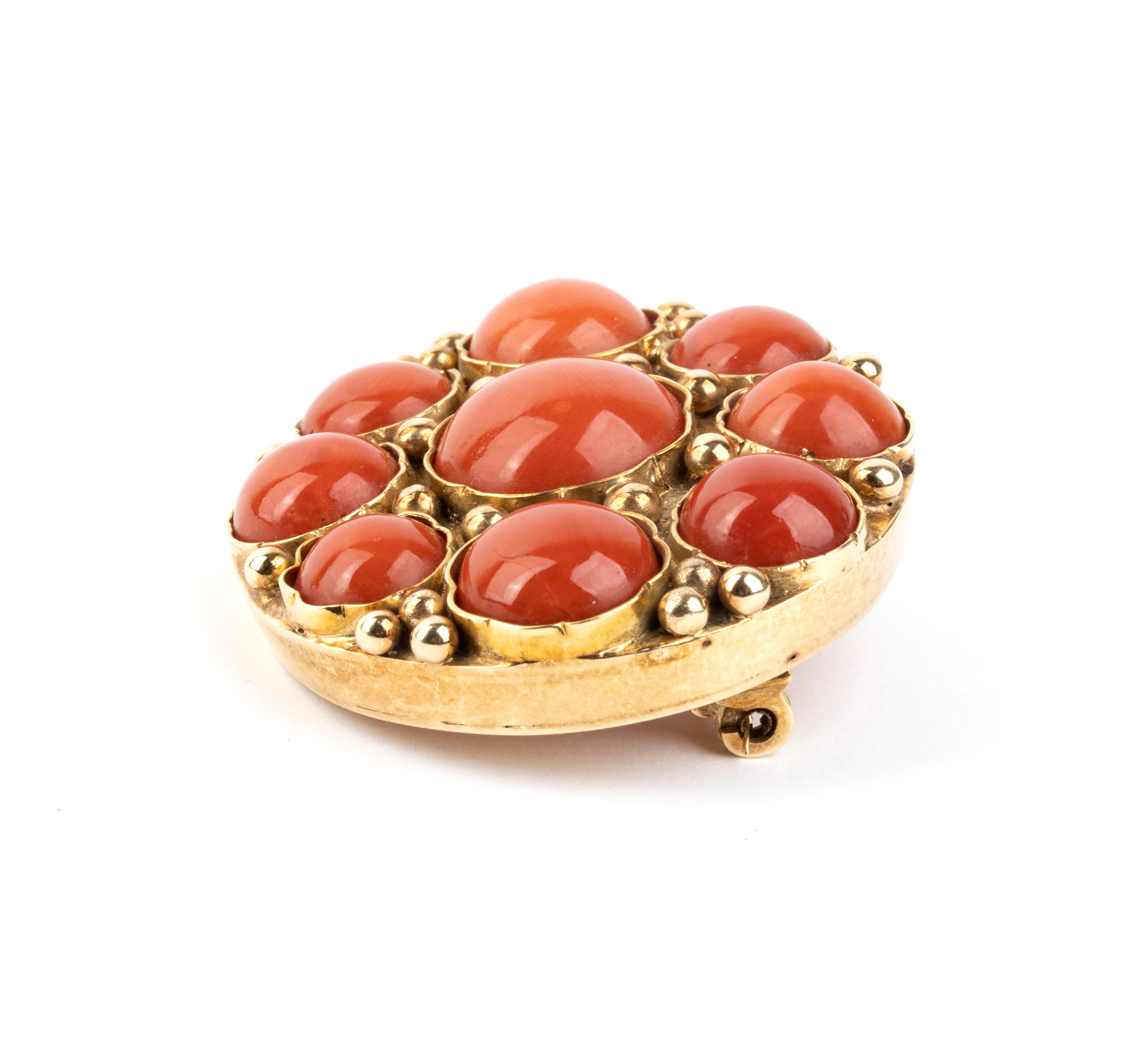 Spilla rotonda in oro giallo con cabochon di Corallium rubrum (corallo Mediterraneo)