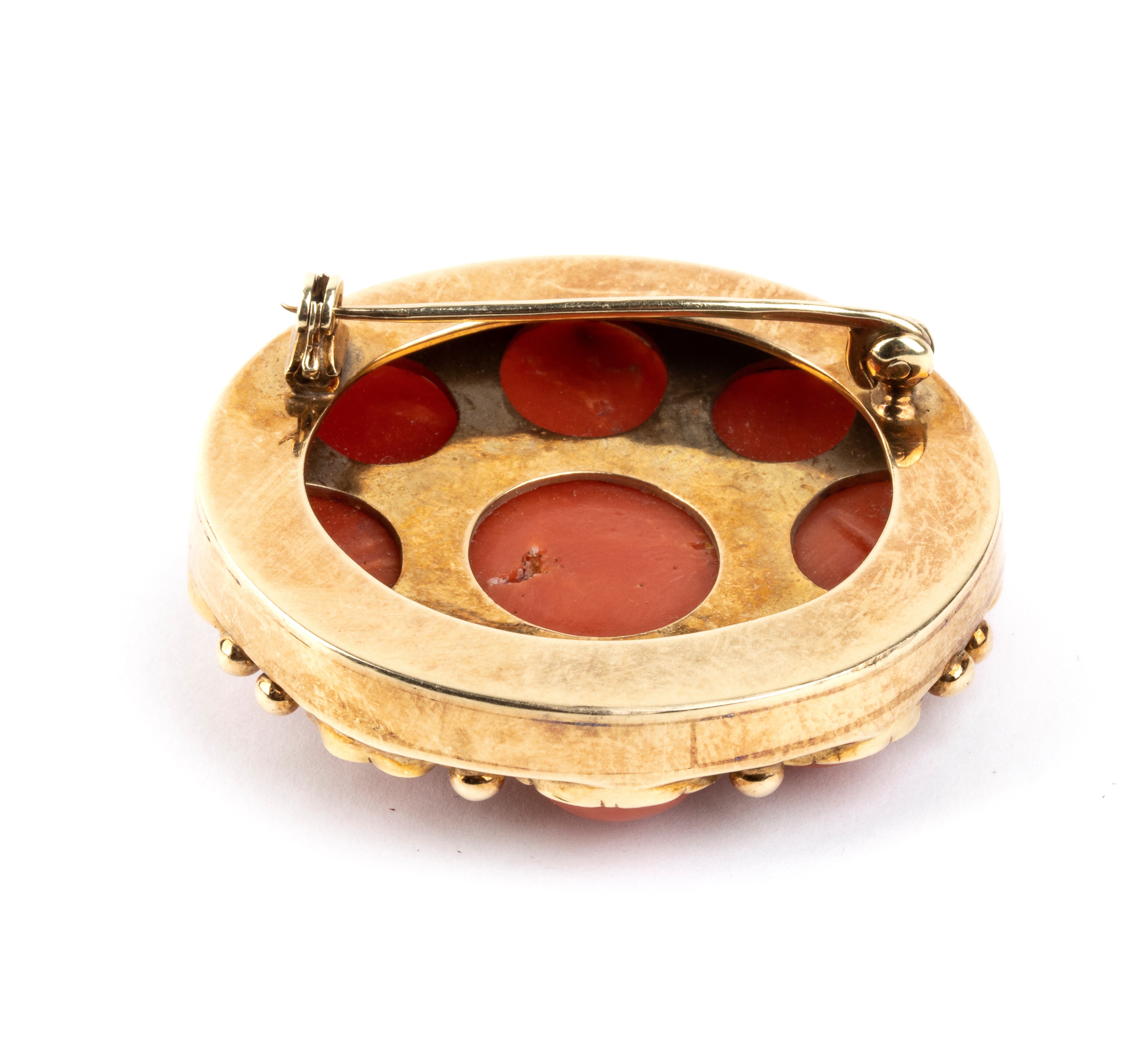 Spilla rotonda in oro giallo con cabochon di Corallium rubrum (corallo Mediterraneo)