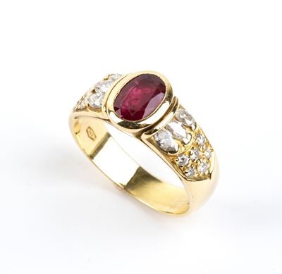 Anello in oro 18k con rubino ovale e diamanti