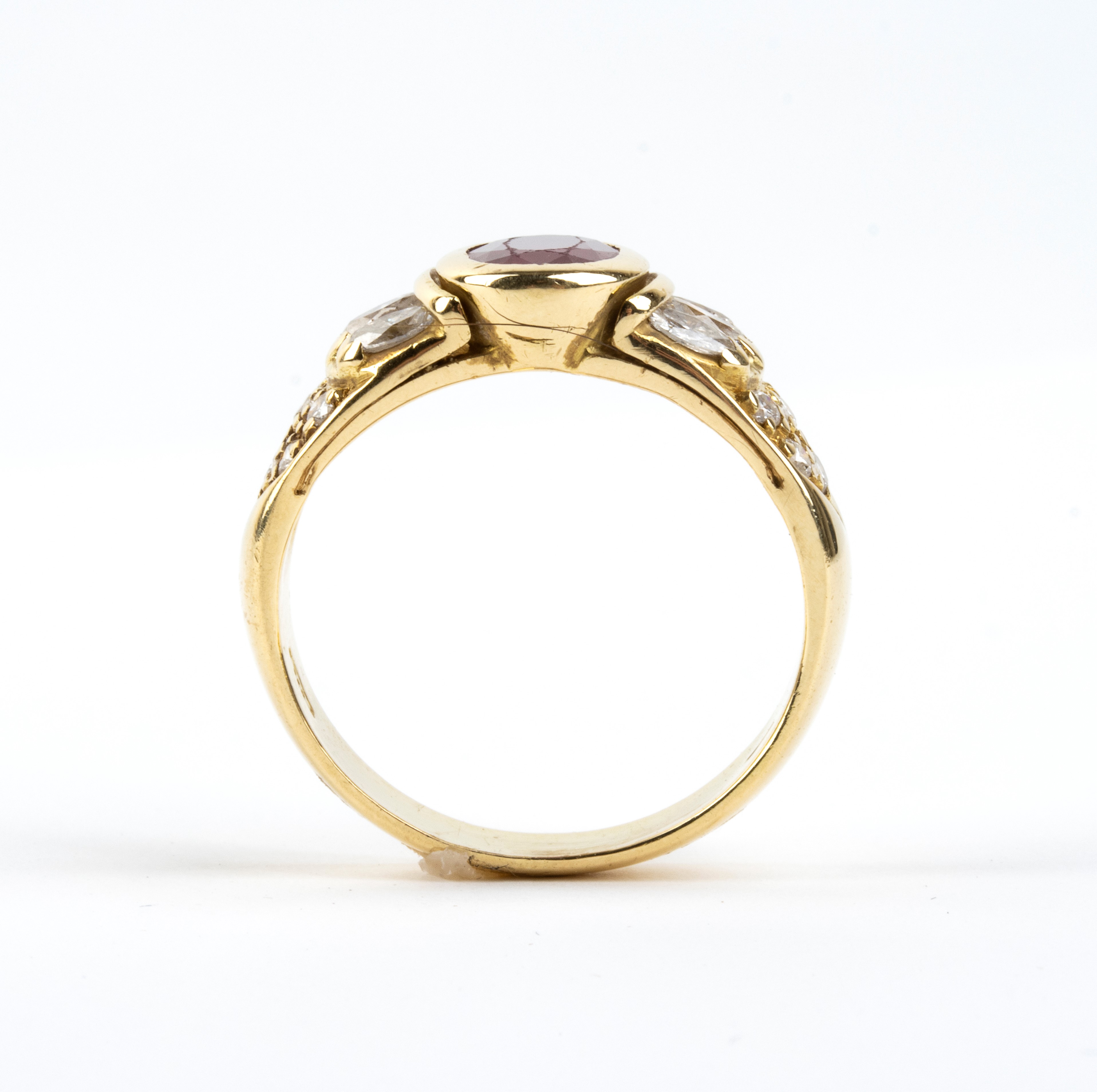 Anello in oro 18k con rubino ovale e diamanti