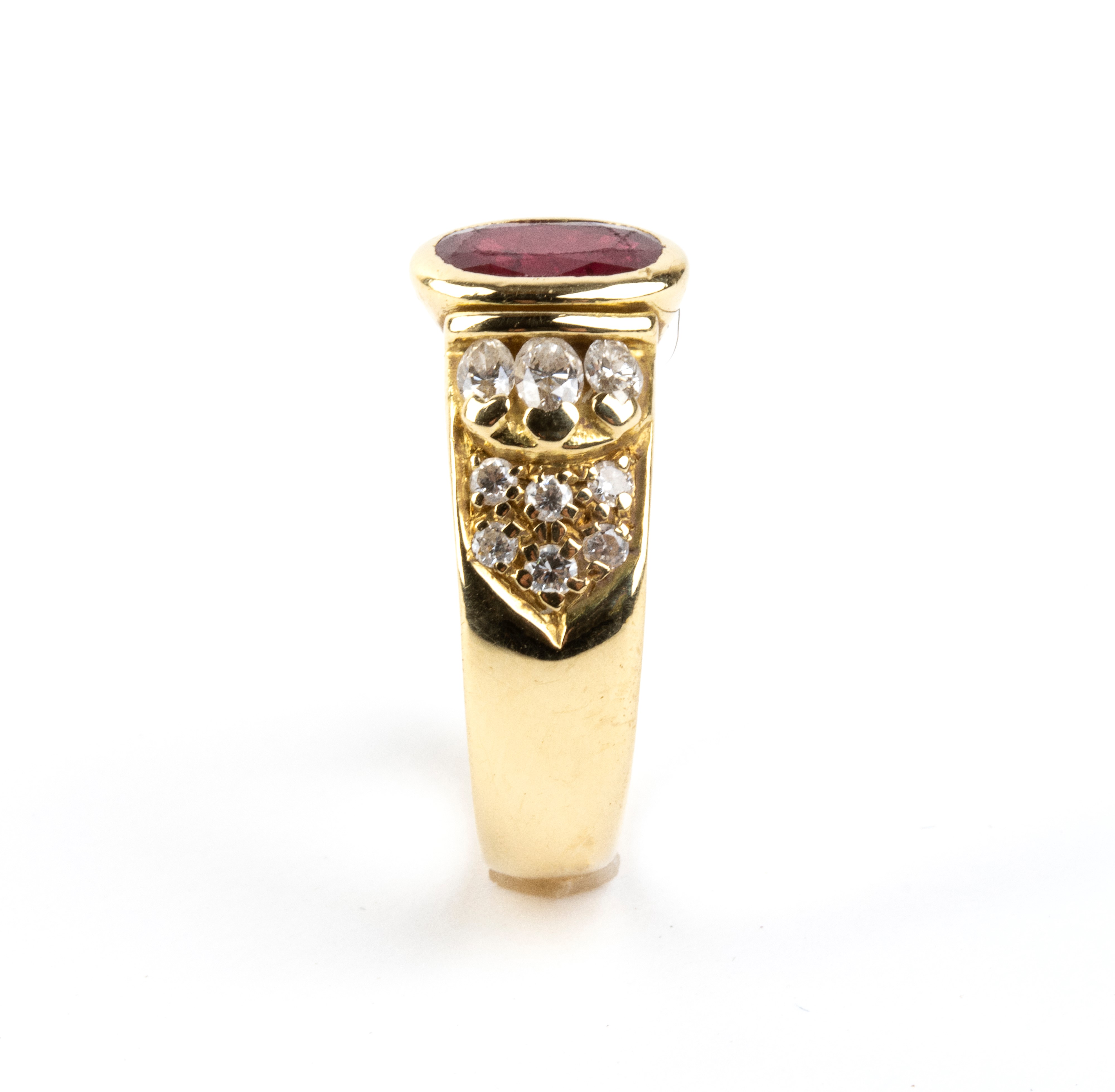 Anello in oro 18k con rubino ovale e diamanti