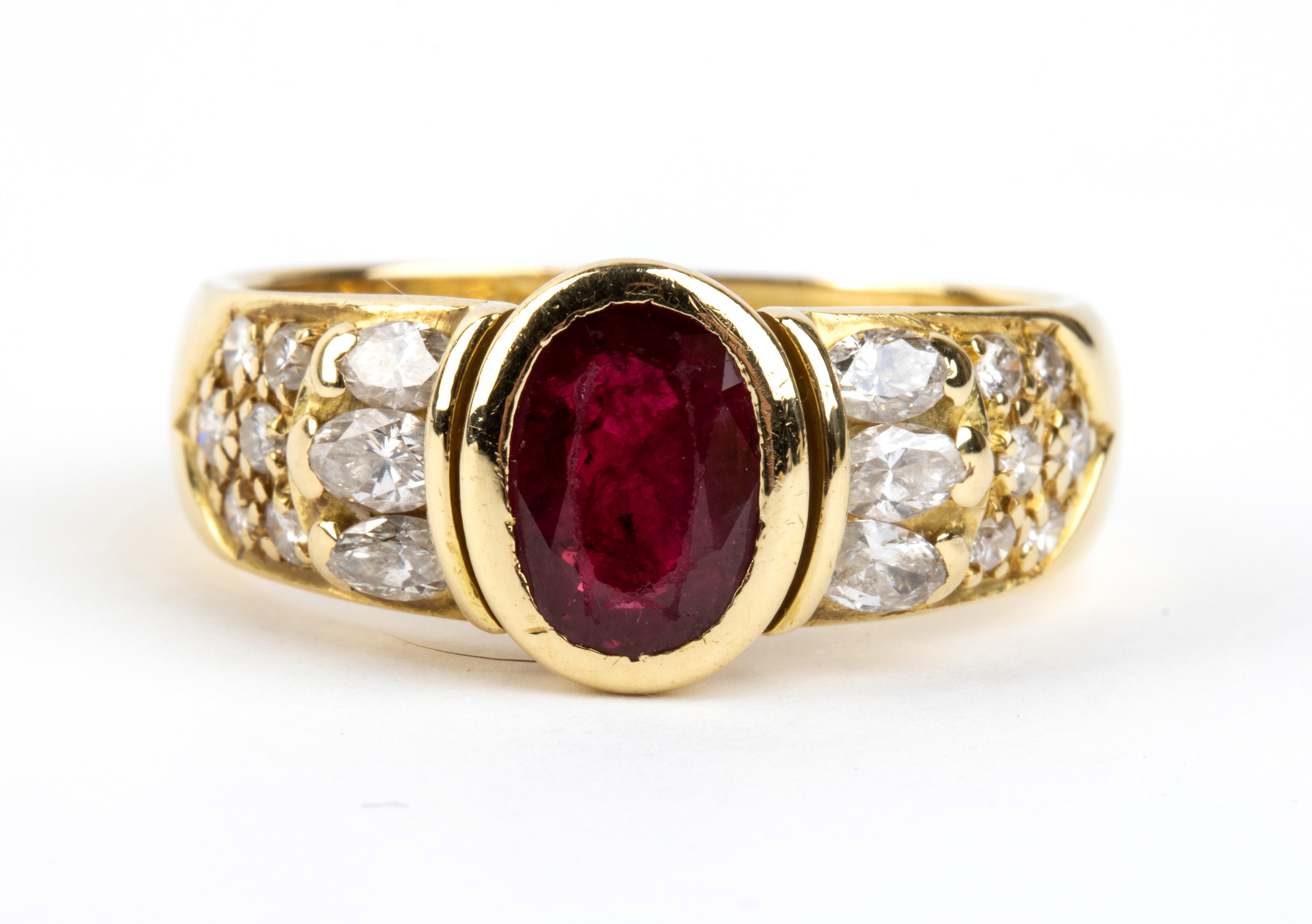 Anello in oro 18k con rubino ovale e diamanti