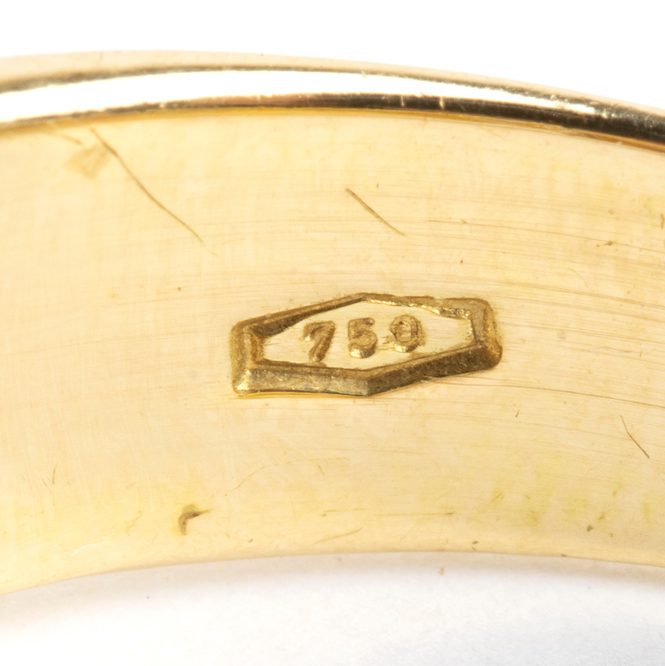 Anello in oro 18k con rubino ovale e diamanti