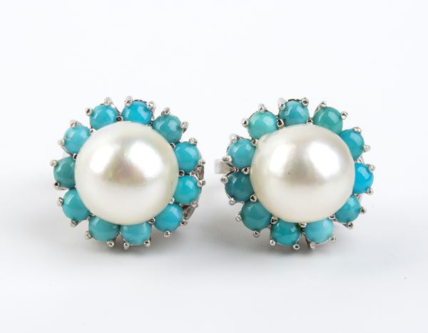Paio di orecchini in oro con perle e turchesi