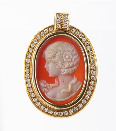 Pendente, oro giallo e diamanti con cammeo scolpito in agata (busto di donna)