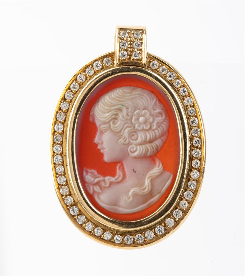 Pendente, oro giallo e diamanti con cammeo scolpito in agata (busto di donna)