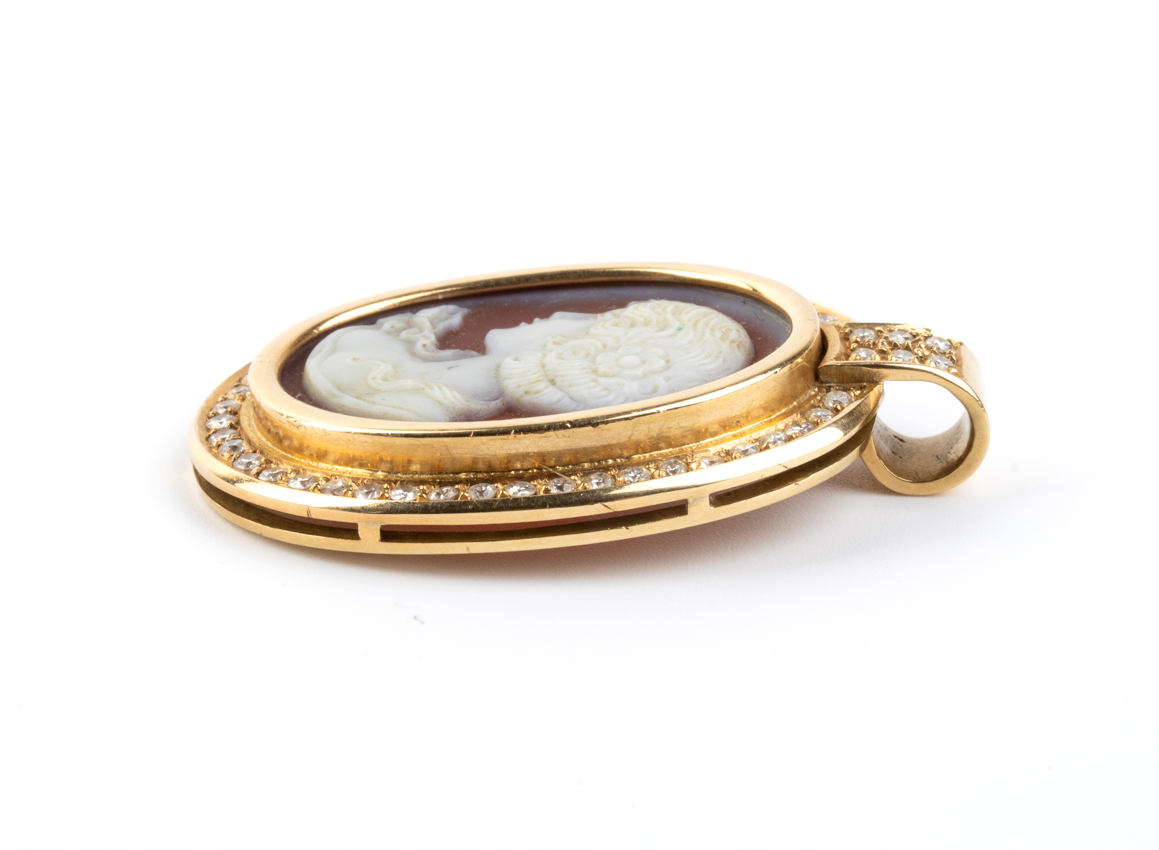 Pendente, oro giallo e diamanti con cammeo scolpito in agata (busto di donna)