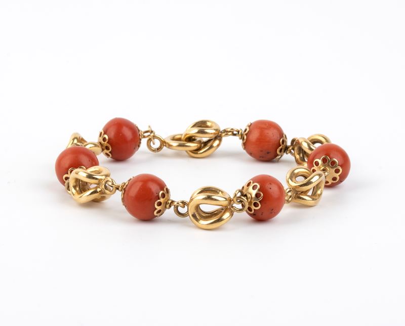 Bracciale in oro giallo 18k con corallo Mediterraneo (Corallium Rubrum), catena a maglie fantasia