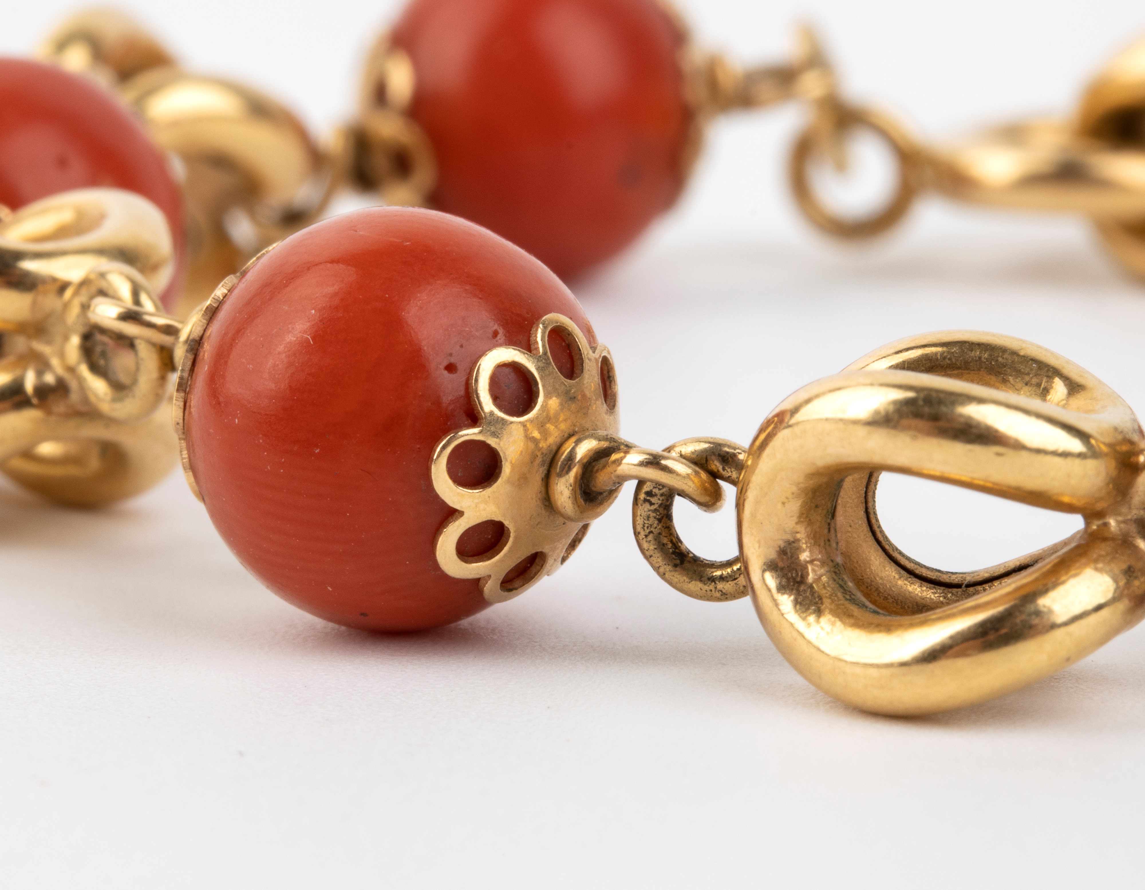 Bracciale in oro giallo 18k con corallo Mediterraneo (Corallium Rubrum), catena a maglie fantasia