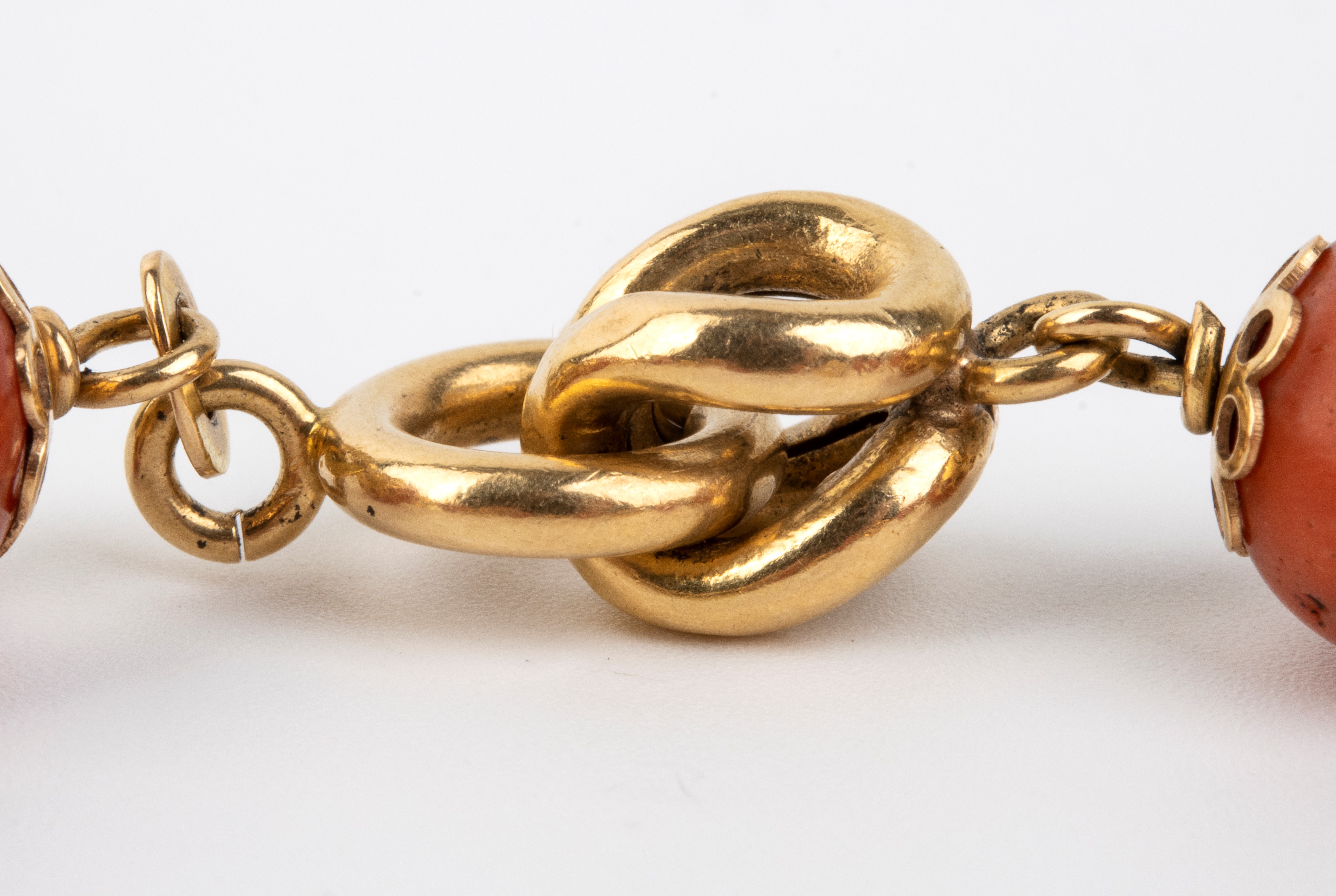 Bracciale in oro giallo 18k con corallo Mediterraneo (Corallium Rubrum), catena a maglie fantasia