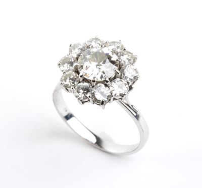 Anello in oro bianco con motivo a fiore e diamanti