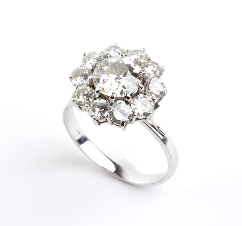 Anello in oro bianco con motivo a fiore e diamanti