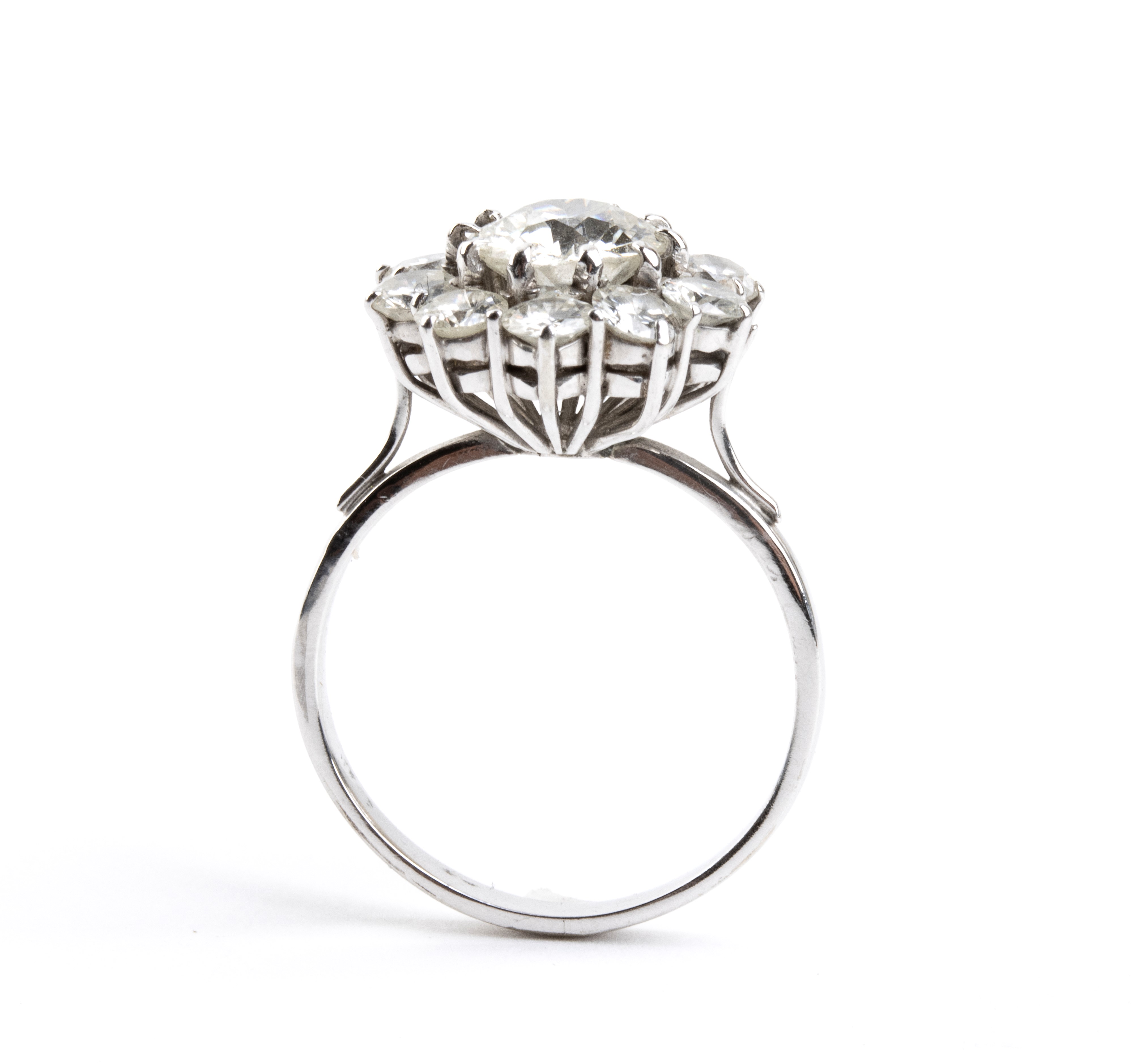 Anello in oro bianco con motivo a fiore e diamanti